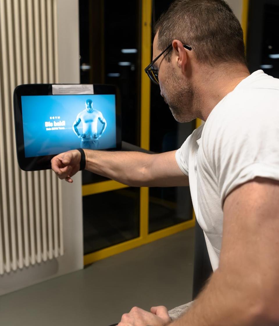 ✨ EGYM Fitness – so einfach war Training noch nie!

Du hältst dein Bändchen an den Bildschirm und schon stellen sich die