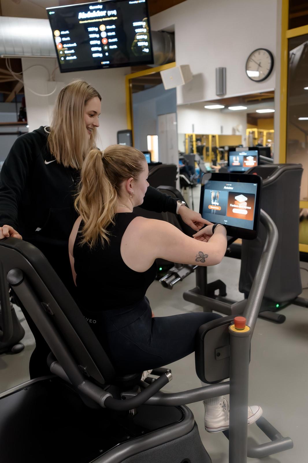 Trainerin bei der Geräteeinweisung – FusionFitness Ulmen für Mitglieder aus Polch